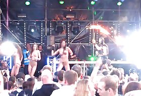 Nahá na javisku, gogo dievčatá rave-techno koncert 2 dievčatá