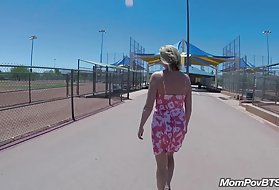 Hrubé telo milf a trvá to v zadku otvoriť zadok park v parku