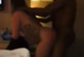 Podvádza manželku v prdeli, zatiaľ čo jej manžel je nastavenie. podvádzanie porno na vlak, ruský