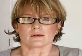 Liek dcéra porno robí jeho cestu (nonude masturbácia)