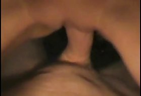 Cum v jej piči a ona striekať vyvrcholenie na pnye mamičky porno