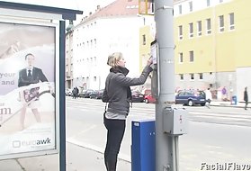 Blondínka teen dostane obrovské tváre, šatne, blond tvár