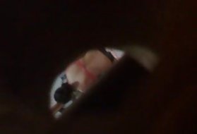 Dievča vyzliekanie skryté spy voyeur fotoaparát dievča skryté