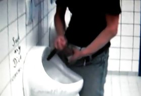 Azerbajdžanský obrovský penis nie je verejný záchod, wc