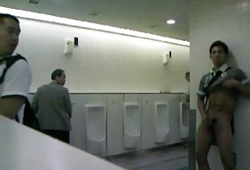 Zvieracie porno mladé dievčatá chlap masturbácia vo verejných toaliet !