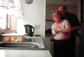 Dedko a babička, kurva, v kuchyni, kuchyňa, porno fotky, zrelé hos