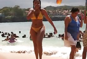 Prsat dievča na sebe). v bikinách nosenie busty zakázané porno hra
